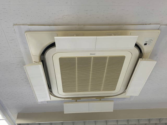 天井カセット型４方向のエアコン