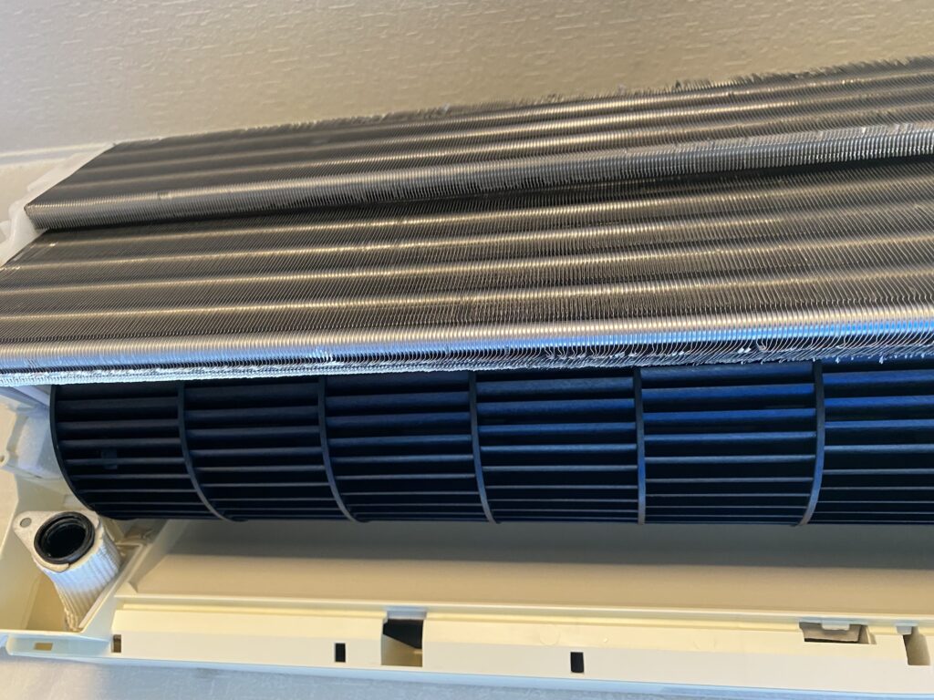 洗浄した送風ファンを取り付けました。