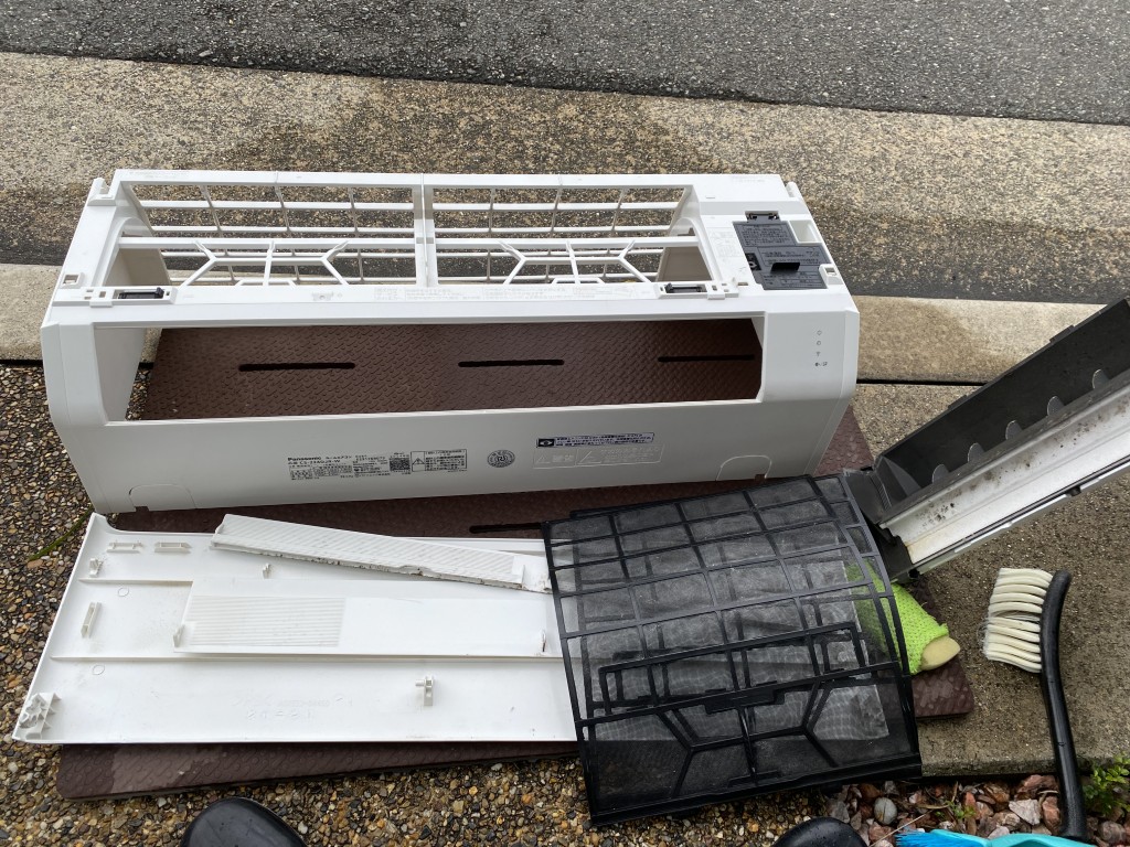 エアコンから分解した部品類