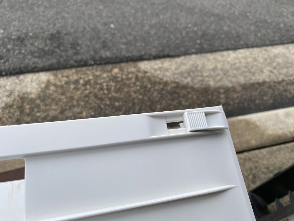 上部左右に付いているツマミ